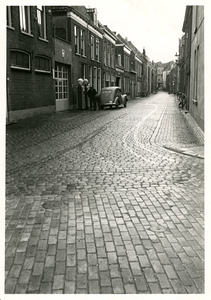 F005951 Bij de ingang van de Burgwalstraat aan de Burgelzijde staat de bezinepomp van garage Van Winsum.