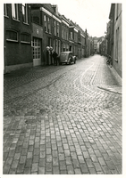 F005951 Bij de ingang van de Burgwalstraat aan de Burgelzijde staat de bezinepomp van garage Van Winsum.