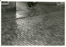 F005952 Bestrating van de Burgwalstraat bij de ingang aan de Burgelzijde, regensporen tonen hoe de bocht genomen wordt.