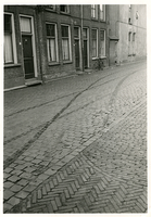 F005953 De Burgwalstraat, regensporen vanuit de inrit van de stalling Van de Weerd & Co, een stalhouderij die tot 1951 ...