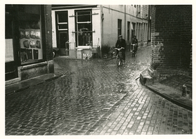 F005954 Hoekverdediging bij de hoek Broederstraat en Boven Nieuwstraat.