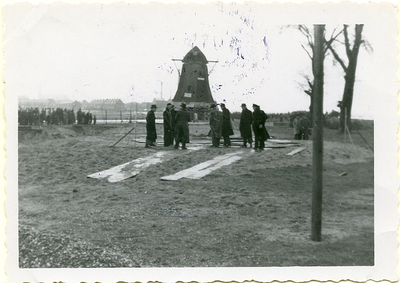 F006148 Op 7 april 1952 werd de meer dan 100 jaar oude korenmolen 'de olde zwarver' (bouwjaar 1842) op een dieplader ...