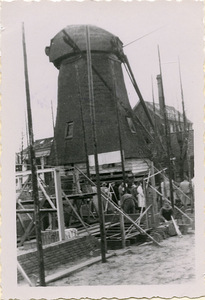 F006149 Op 7 april 1952 werd de meer dan 100 jaar oude korenmolen 'de olde zwarver' (bouwjaar 1842) op een dieplader ...