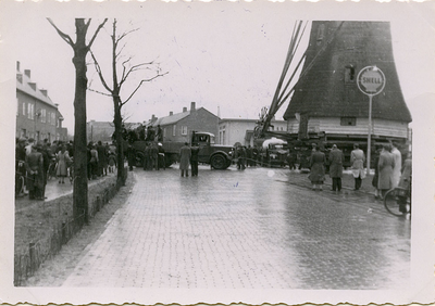 F006154 Verplaatsing van molen D' Olde Zwarver vanaf zijn toenmalige plaats aan de IJsseldijk naar zijn huidige plaats ...