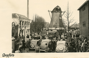 F004798 Verplaatsing van de windkorenmolen D' Olde Zwarver vanaf zijn toenmalige plaats aan de IJsseldijk naar zijn ...