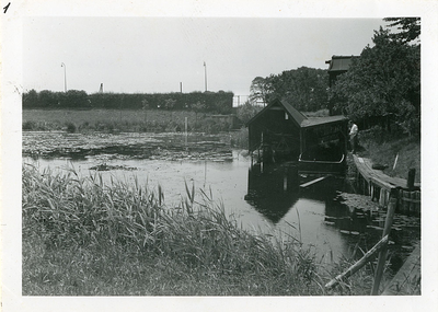 F006158 De Haven met botenhuisje van houthandel Kramer aan de IJsseldijk.