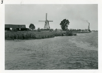 F006160 De IJssel, links de schuur van houthandel Kramer, in het midden de molen d'Olde Zwarver, en rechts, aan de ...