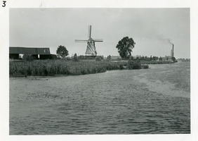 F006160 De IJssel, links de schuur van houthandel Kramer, in het midden de molen d'Olde Zwarver, en rechts, aan de ...