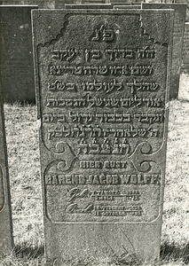 F004100 Grafsteen van Barend Jacob Wolff, geboren 5 juli 1832 (7 Tamoez 5592) overleden 11 oktober 1897 (16 Tischry ...