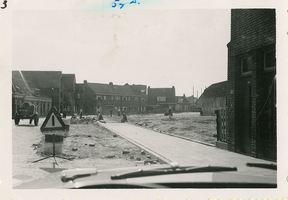 F006168 Het leggen van een trottoir aan de Noordweg, ook de rijweg wordt verbreed.