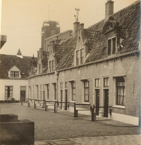 F000505 Huisjes op de binnenplaats van de Gast- en Proveniershuizen aan de Burgwal, de dakkapellen zijn afkomstig van ...