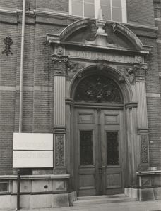 F000497 Ingang van het gebouw van de Vereenigde Gasthuizen (Bovennieuwstraat 46, met boven de deur A.D. MDCCCXCVII ( in ...