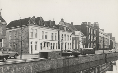 F000498 Burgwal, met hoek Burgwalstraat, in het midden naast de ziekenafdeling van huize Margaretha de secretarie van ...