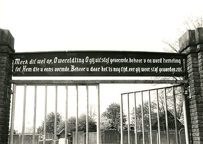 F004194 Tekst boven het toegangshek naar de begraafplaats aan de Rondeweg in IJsselmuiden. Merk dit wel op, O wereldlng ...