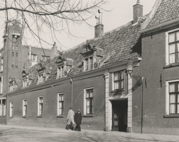 F000492 Proveniershuisjes, gezien vanaf de Burgwal,uiterst links de nieuwe Ziekenafdeling.