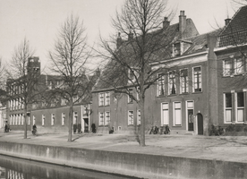 F000491 Burgwal, links de Ziekenafdeling van de Verenigde Gasthuizen, rechts daarvan de zogenaamde kostkopershuisjes.