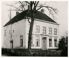 F003389 Het zgn. Witte Huis (Villa Laanzicht) aan het einde van de Burgemeester van Engelenweg in IJsselmuiden, ...