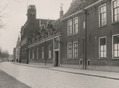 F000490 Ingang proveniershuizen, de zogenaamde kostkopershuisjes aan de Burgwal; links daarvan de nieuwe ...