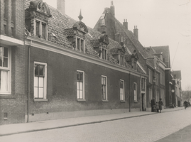 F000488 Burgwal met proveniershuisjes, (kostkopershuisjes) gelegen tussen de Burgwalstraat en de Geerstraat. De ...