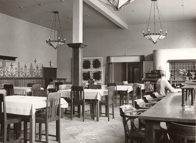 F000171 Interieur van een vergader- en koffieruimte in het kerkgebouw van de Vrije Evangelische Gemeente aan de ...