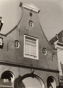 F000182 Bovenste gedeelte van de voorgevel van het winkel/ woonhuis aan de Bovennieuwstraat nr. 86.