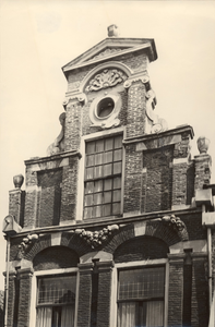 F000183 Bovenste gedeelte van de voorgevel van de winkel/ woonhuis aan de Bovennieuwstraat nr. 100.