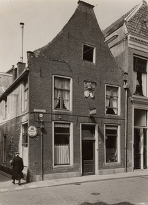 F000185 Winkel/ woonhuis aan de Bovennieuwstraat nr. 108 op de hoek met de Sint Jacobstraat. Aan de voorzijde boven de ...