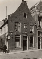 F000185 Winkel/woonhuis aan de Bovennieuwstraat nr. 108 op de hoek met de Sint Jacobsstraat. Aan de voorzijde boven de ...