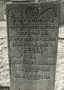 F004102 Grafsteen van Judith Vos-Goldsteen, geboren 29 januari/25 Schewat 5589, overleden 25 januari/2 Schewat 5658 - ...