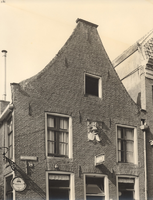 F000186 Bovenste gedeelte van de pui van het winkel/woonhuis aan de Bovennieuwstraat nr.108, boven het uithangbord met ...