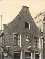 F000186 Bovenste gedeelte van de pui van het winkel/ woonhuis aan de Bovennieuwstraat nr.108. Boven het uithangbord met ...