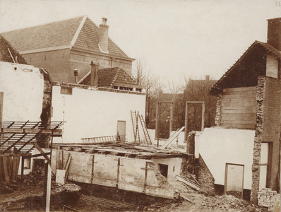 F000176 Afbraak van het Sint-Geertruiden- en Catharinagasthuis aan de Bovennieuwstraat. Het gasthuis is in 1897 afgebroken.