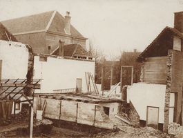 F000176 Afbraak van het Sint-Geertruiden- en Catharinagasthuis in de Bovennieuwstraat. Het gasthuis is in 1897 afgebroken.