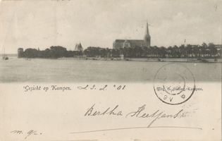F000086 Gezicht op Kampen, de IJsselkade tussen de Koornmarktspoort (met de daarachter gelegen Bovenkerk) en de ...
