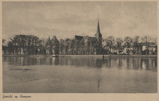 F000087 Gedeelte van de IJsselkade rond de Koornmarktspoort en de daar achter gelegen Bovenkerk.