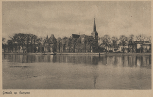 F000087 Gedeelte van de IJsselkade rond de Koornmarktpoort en daarachter gelegen de St. Nicolaas- of Bovenkerk.