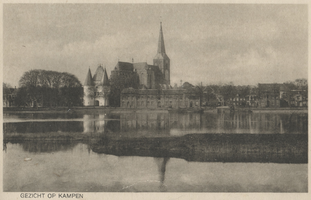 F000088 Gedeelte van de IJsselkade rond de Koornmarktspoort en de daar achter gelegen Bovenkerk.