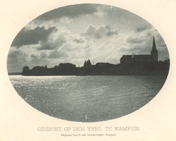 F000090 Gezicht op de IJssel, de Bovenkerk en Koornmarktspoort met omgeving.