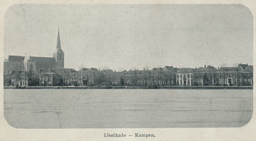 F000091 De Bovenkerk en de woningen aan de IJsselkade bovenstrooms.