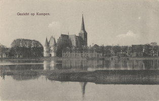 F000092 De Koornmarktspoort en de Bovenkerk, links de woningen aan de IJsselkade.