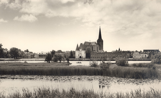 F000101 De Bovenkerk met daarvoor de Koornmarktspoort die aan weerszijden wordt geflankeerd door De la Sablonièrekade ...