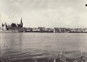 F000106 Aanzicht van de stad Kampen over de IJssel, v.l.n.r. witte Koornmarktspoort, de Bovenkerk.