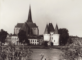 F000108 De Bovenkerk en Koornmarktspoort.