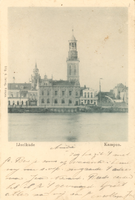 F000113 Een stukje IJsselkade met de Schepentoren en Nieuwe Toren.