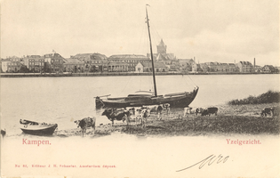 F000118 Gezicht op de stad stroomafwaarts, met o.a. toren van de Buitenkerk.