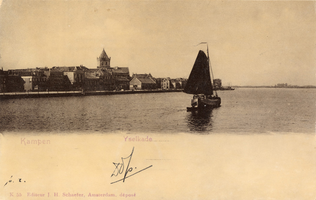 F000119 Gezicht op een zeilvrachtschip op de IJssel stroomafwaarts, links de toren van de Buitenkerk.