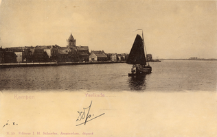 F000119 Gezicht stroomafwaarts, op een zeilvrachtschip op de IJssel. Links de toren van de Buitenkerk.