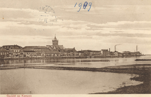 F000122 Aanzicht van de stad Kampen stroomafwaarts, in het midden de R.K. Onze Lieve Vrouwe- of Buitenkerk.