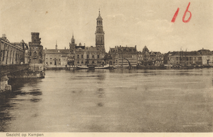 F000123 Links de toren van het middenstuk van de IJsselbrug, rechts daarvan de kleine Schepentoren en daarnaast de ...