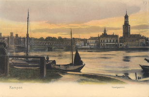 F000125 Stadsgezicht met torens en masten van de boten op de voorgrond, helemaal links de Nieuwe Toren, en links ...